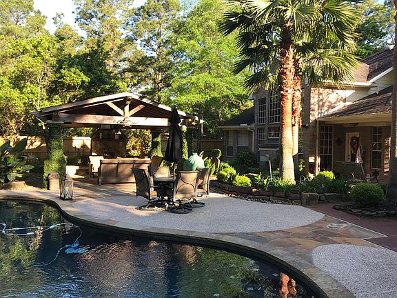 Outdoor Kitchen and pool