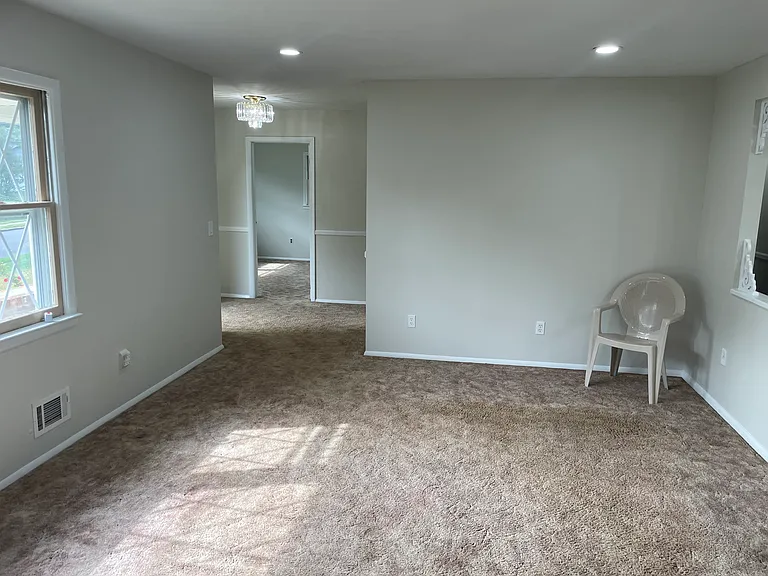 887 Royal Ln — Photo 10
