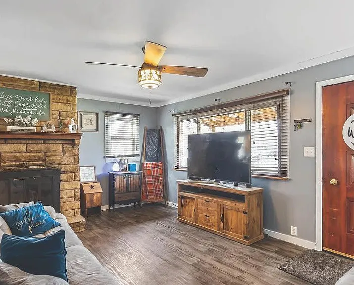 327 Franconia Ave — Photo 2