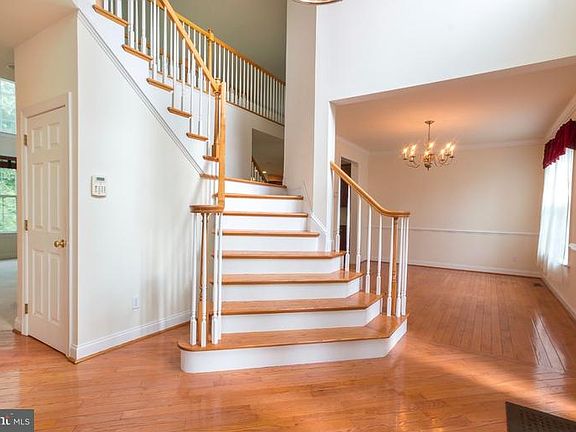 3rd image of 6 Camberly Ct