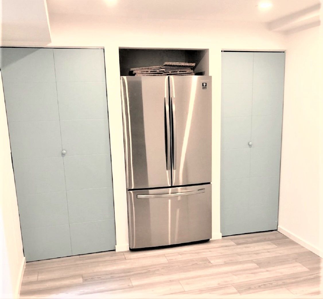  Extra pantry and fridge incl icemaker for your parties when you need a lot of ice and cold storage