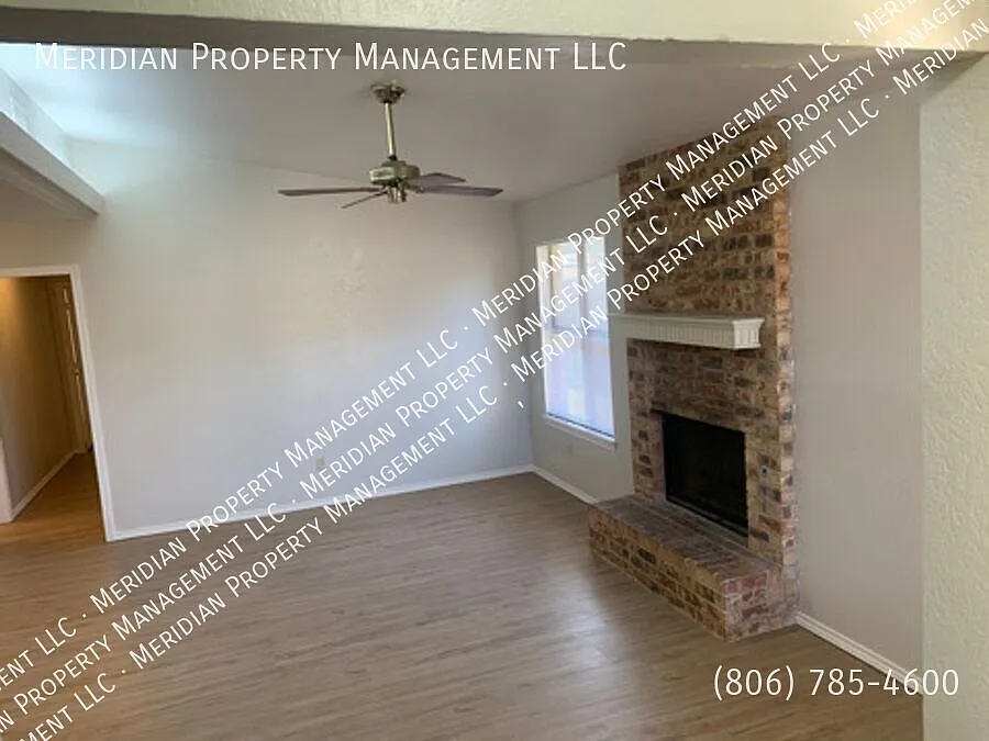 Charming 2 Bedroom Home with Fireplace, Private Backyard & Covered Carport — Photo 3