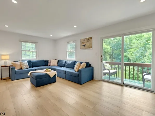 9 Brookstone Cir, Morris Plains Boro, NJ 07950