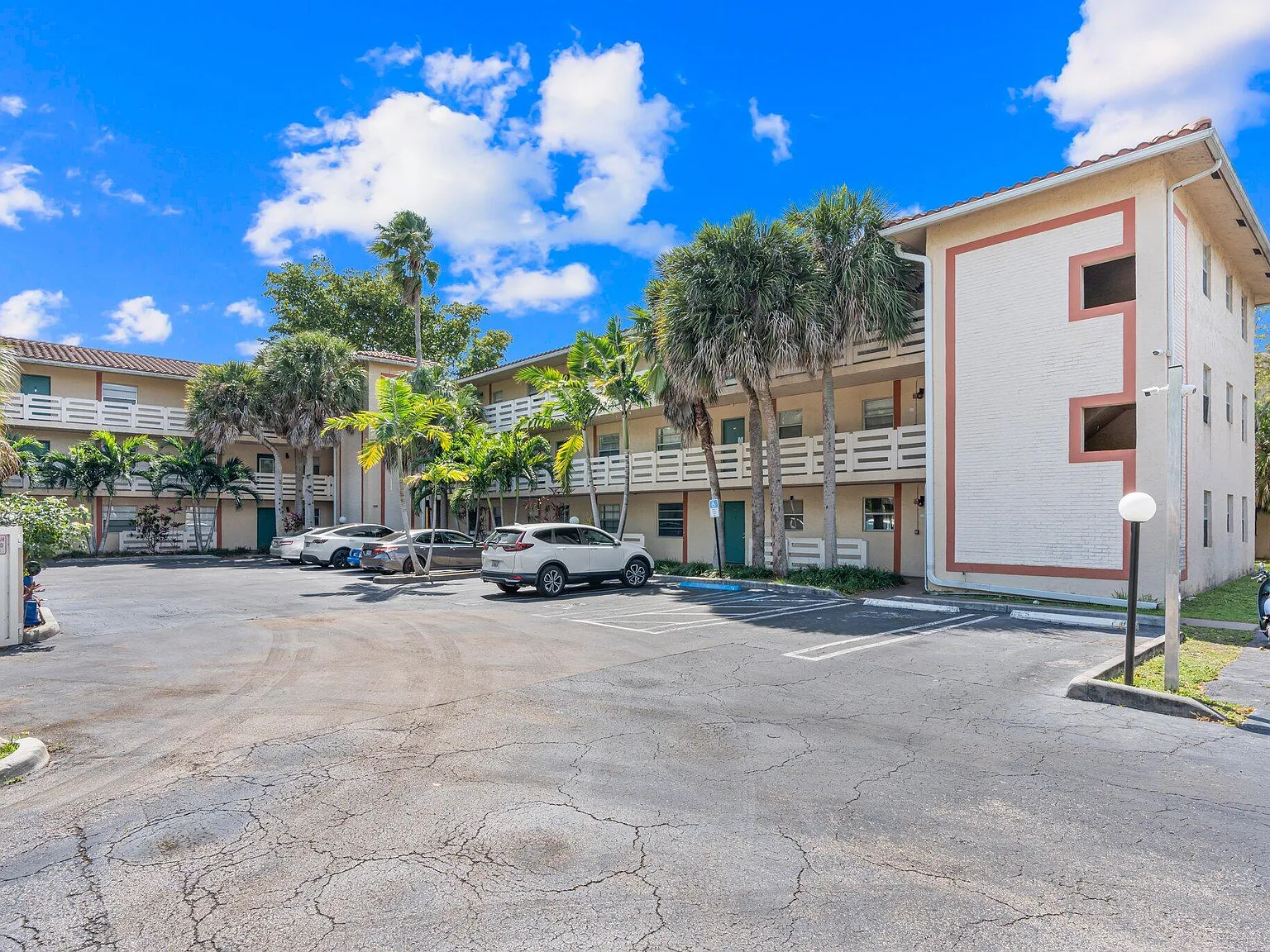 2 bed, 2.0 bath, 767 sqft, $1,900 — Photo 1