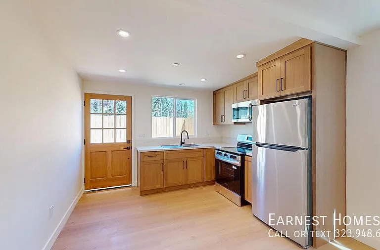 6443 Satsuma Ave — Photo 3