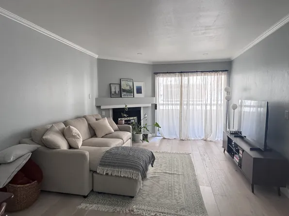 21500 Burbank Blvd, Woodland Hills, CA