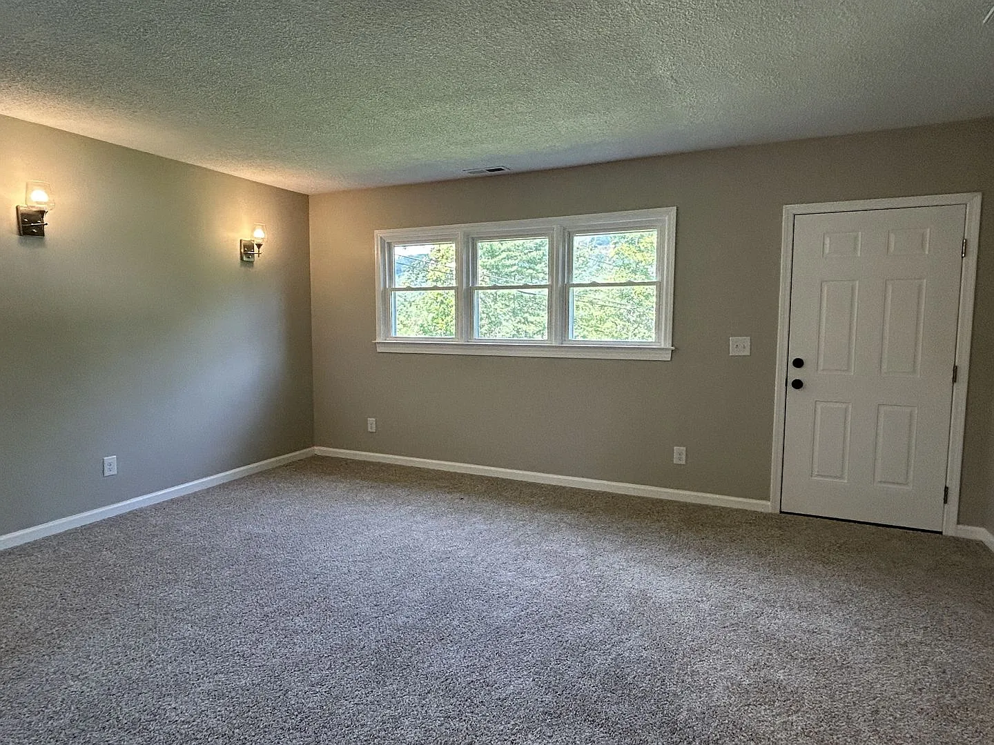 Cute Cottage Overlooking a Wooded Area — Photo 2