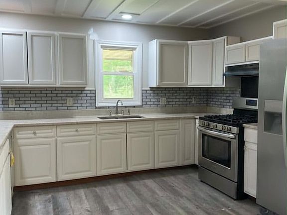 3rd image of 148 Claussen St