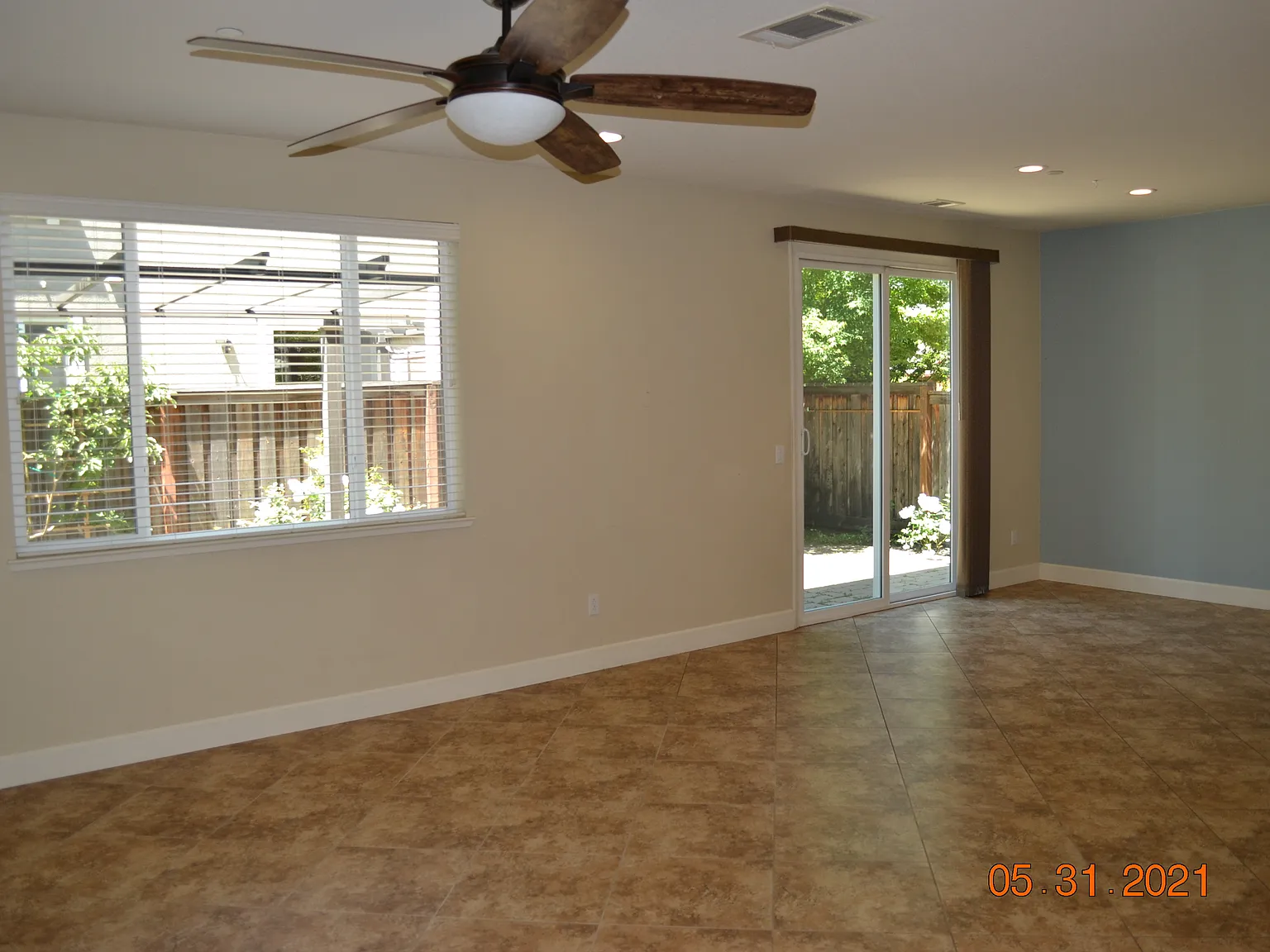 3 bed, 2.5 bath, 1986 sqft, $4,000 — Photo 3