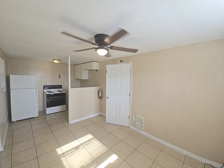 953 6th St SE #9 — Photo 3