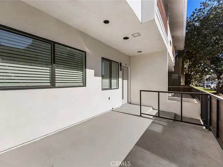1107 E 3rd #9 — Photo 3