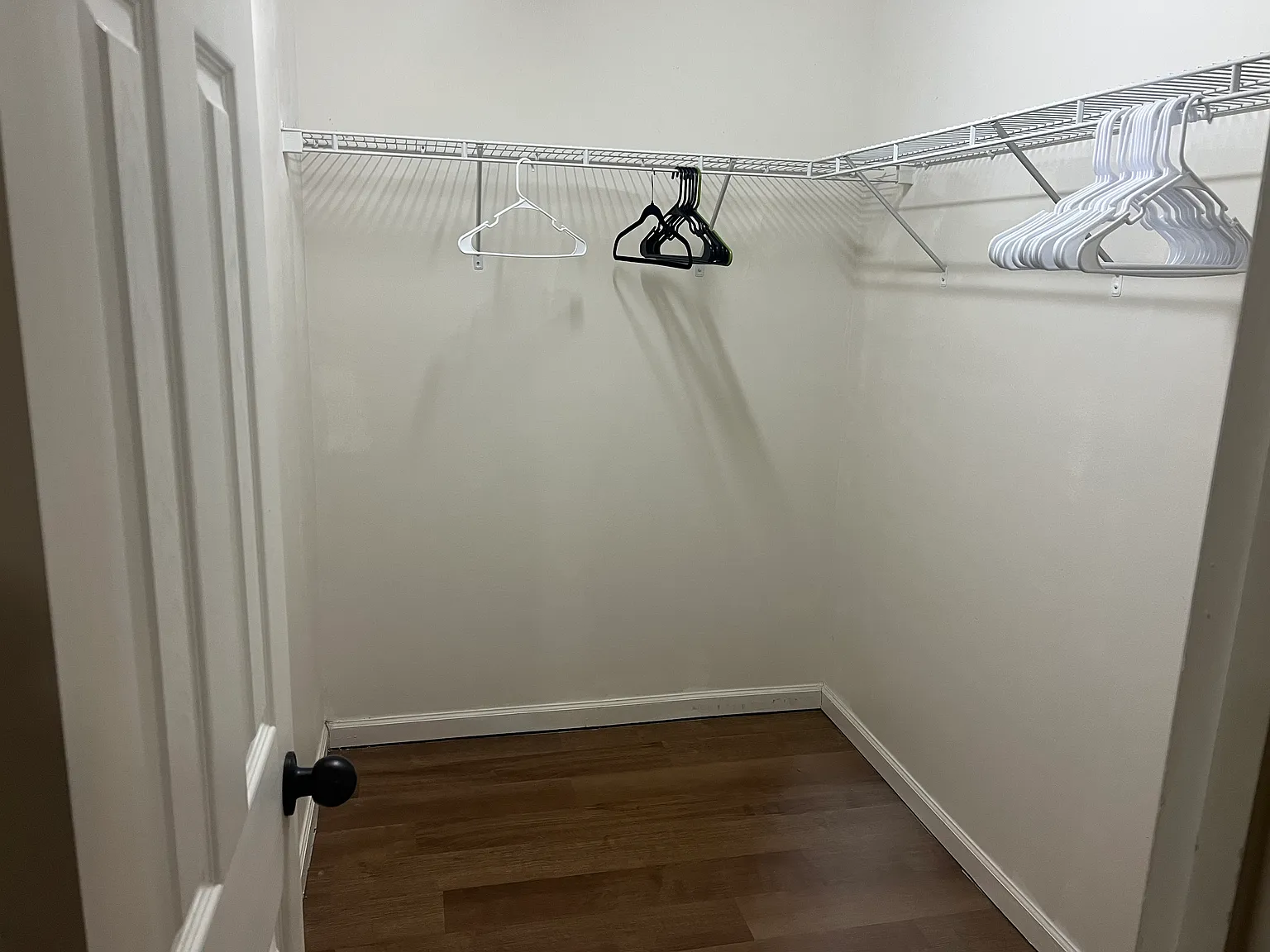 1053 Hawthorn Ln — Photo 3