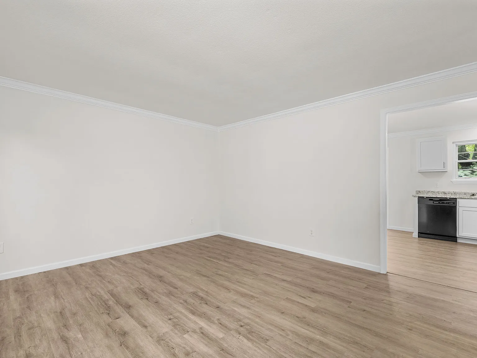 3 bed, 1425 sqft, $2,008 — Photo 4