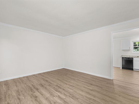 4th image of 1392 Langholm Dr