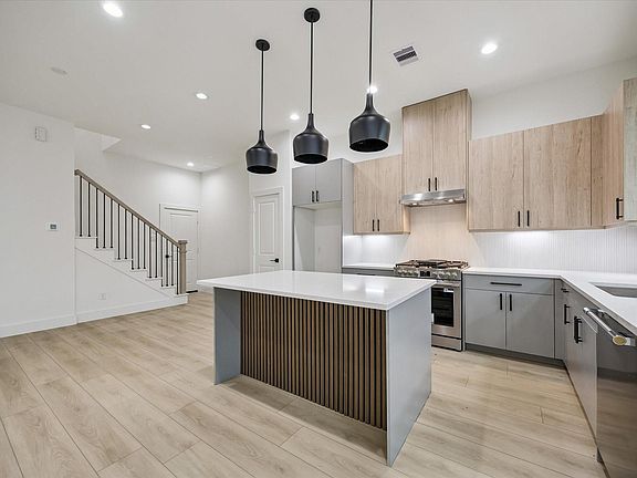 4th image of 740 Curtin St