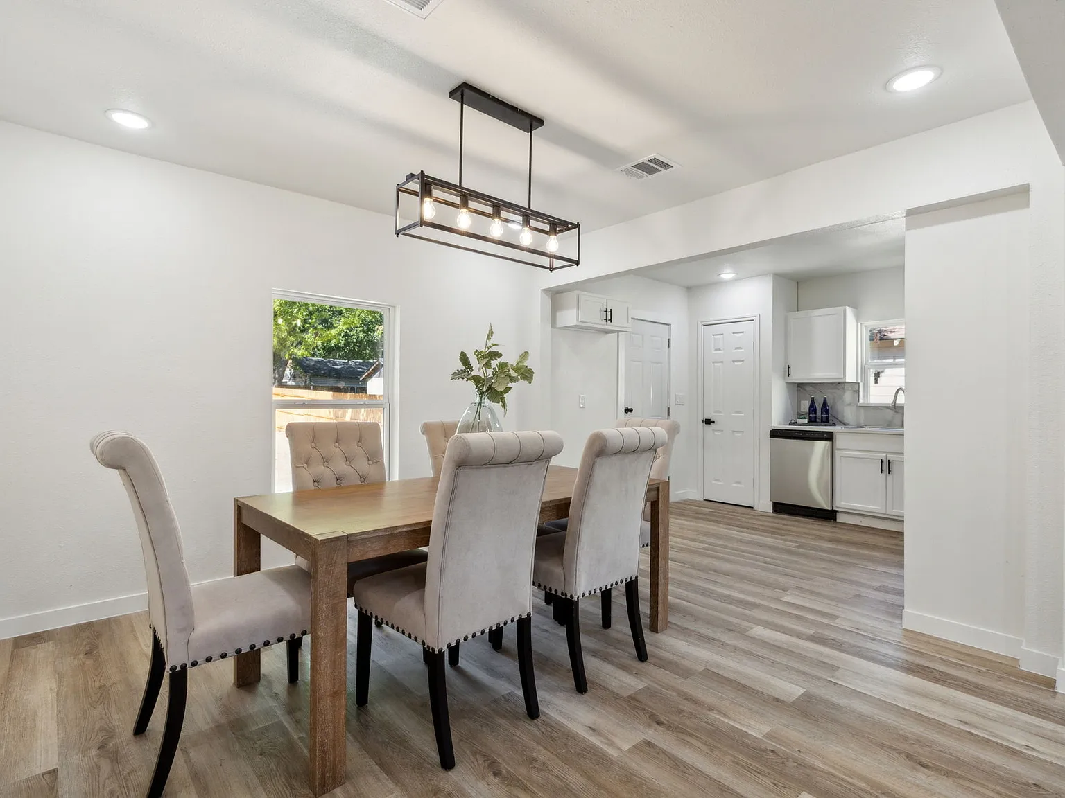 Modern, Fully Renovated 3-Bedroom Home with Spacious Yard in Dallas — Photo 4