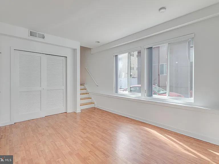 228 W George St #218 — Photo 40