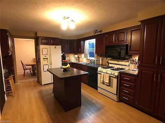5th image of 751 Falling Oaks Dr
