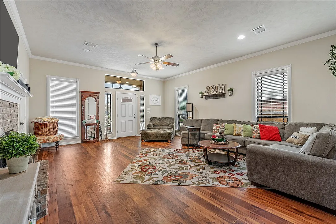 5 bed, 2651 sqft, $2,800 — Photo 3