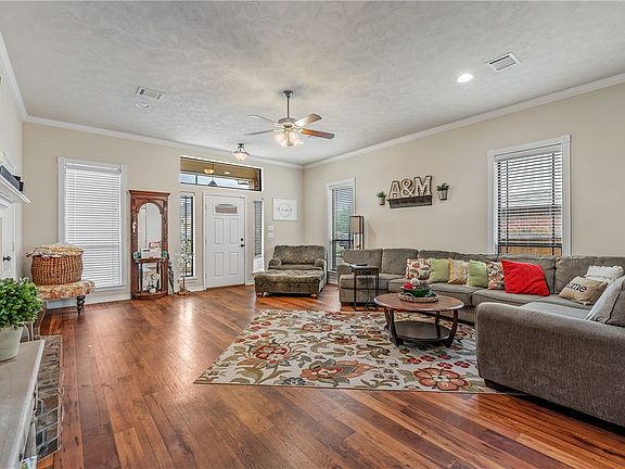 5th image of 918 Dove Landing Ave