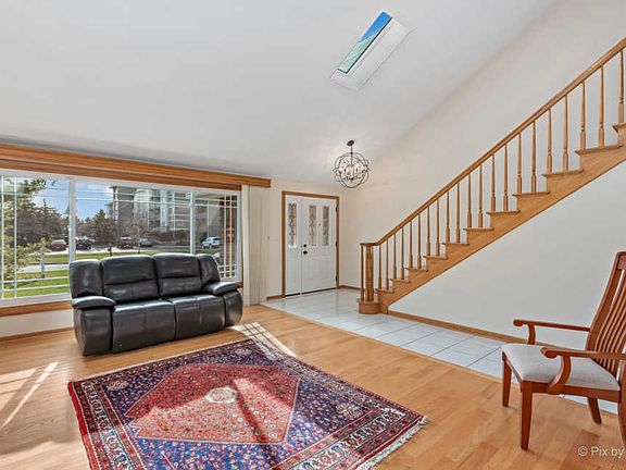 4th image of 471 E Montrose Ave