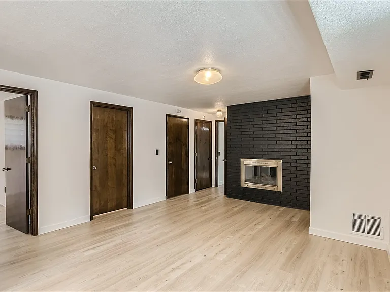 304 Jackson St — Photo 8