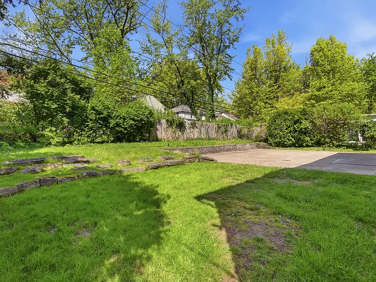 2056 Laurel Hill Dr — Photo 4