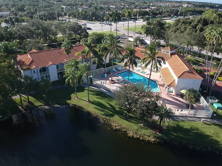 Country Club Lakes Apartments — Photo 23