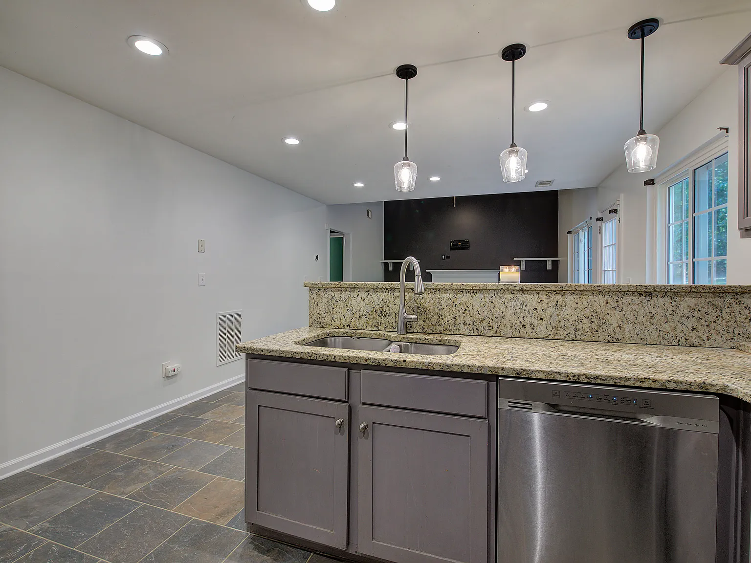 3 bed, 2.5 bath, 1458 sqft, $2,200 — Photo 3