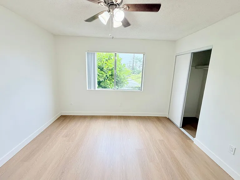 Lynrose Manor Apartments — Photo 36