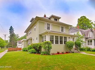 824 Reeves Dr, Grand Forks, ND 58201