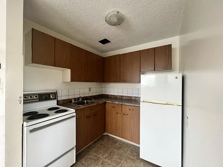 2249 Cornwall St — Photo 18