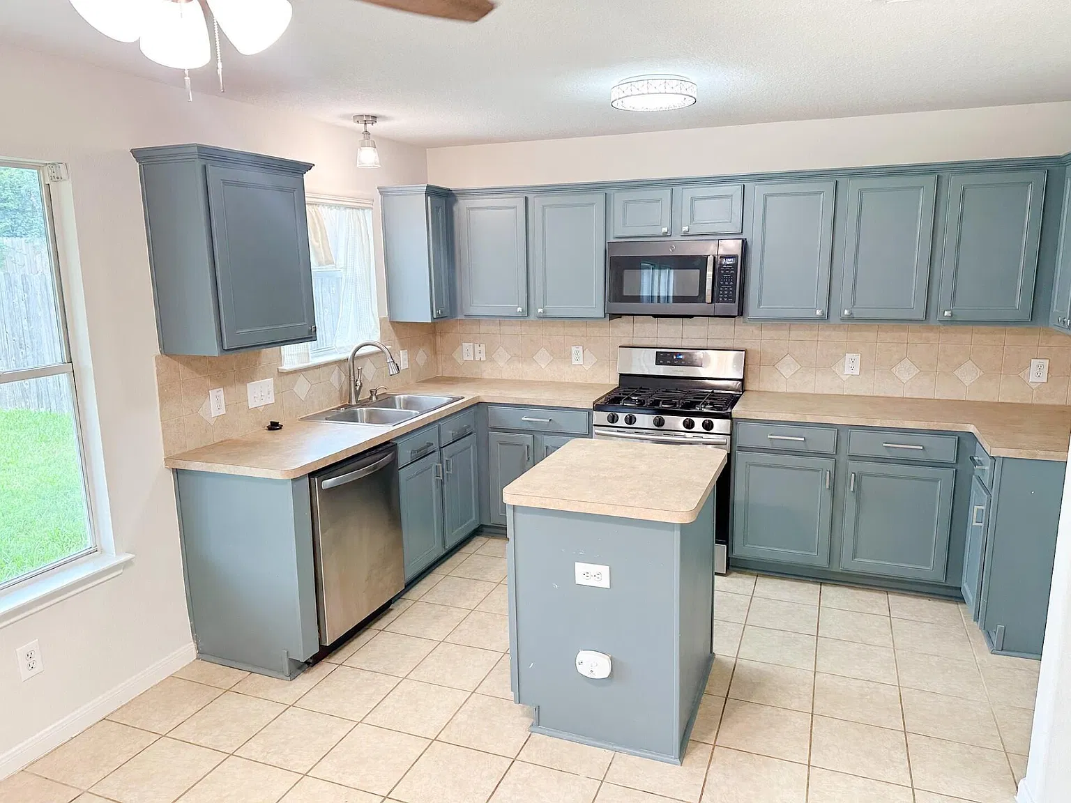 4 bed, 2.5 bath, 1910 sqft, $2,300 — Photo 2