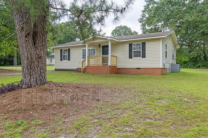 3 bed, 1.0 bath, 1170 sqft, $1,550 — Photo 3