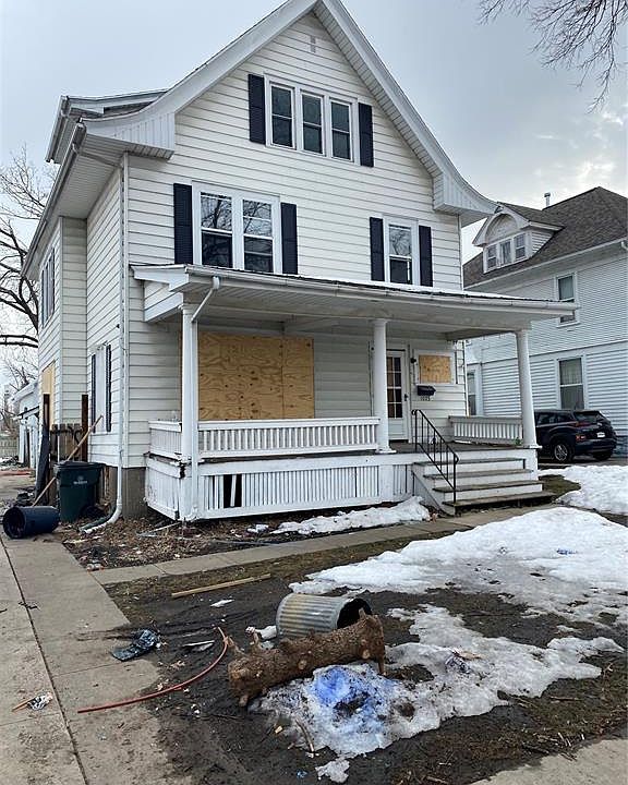 2nd image of 1025 3rd Ave SW