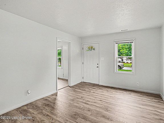 3rd image of 1043 Seelbach Ave