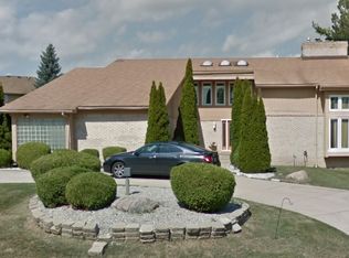 6040 Fairbrook Dr, West Bloomfield, MI 48322