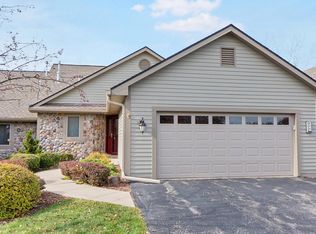 477 Sunset Trl, Hartland, WI 53029