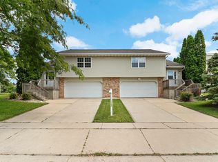 824 N Clover Ln, Cottage Grove, WI 53527