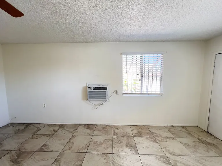 130 Metropolitan Dr #B — Photo 4