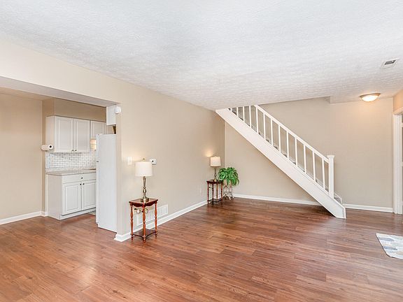 3rd image of 1052 Oakwood Ct APT 2