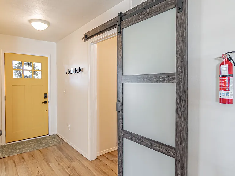 2479 W Washington Ave — Photo 27