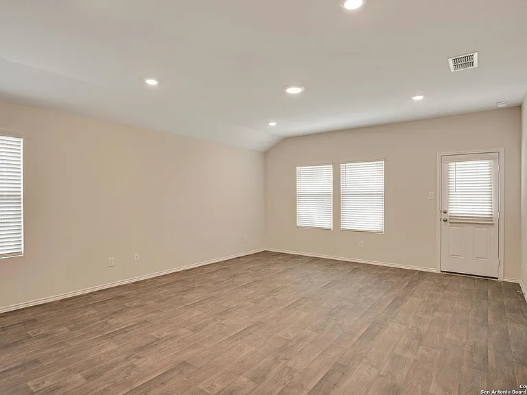728 Armadillo Dr — Photo 10