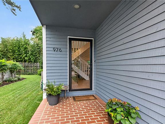 3rd image of 976 Kela Cres