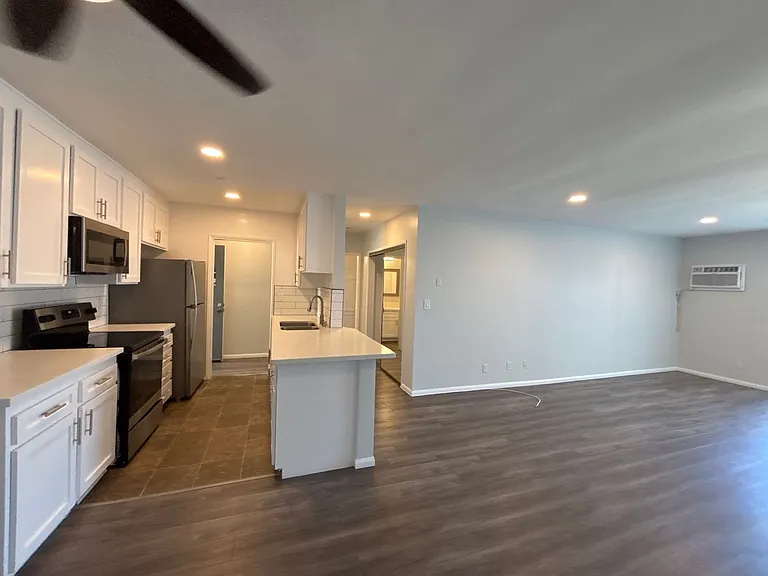 1635 North Martel Avenue — Photo 23