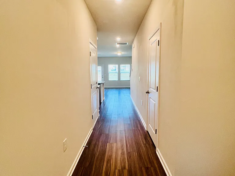 916 Field Ivy Dr — Photo 2