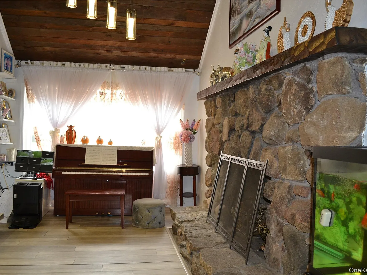 5 bed, 2.0 bath, 1758 sqft, $4,750 — Photo 4