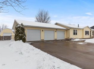 2560 Meadow View Dr, Urbana, IA 52345
