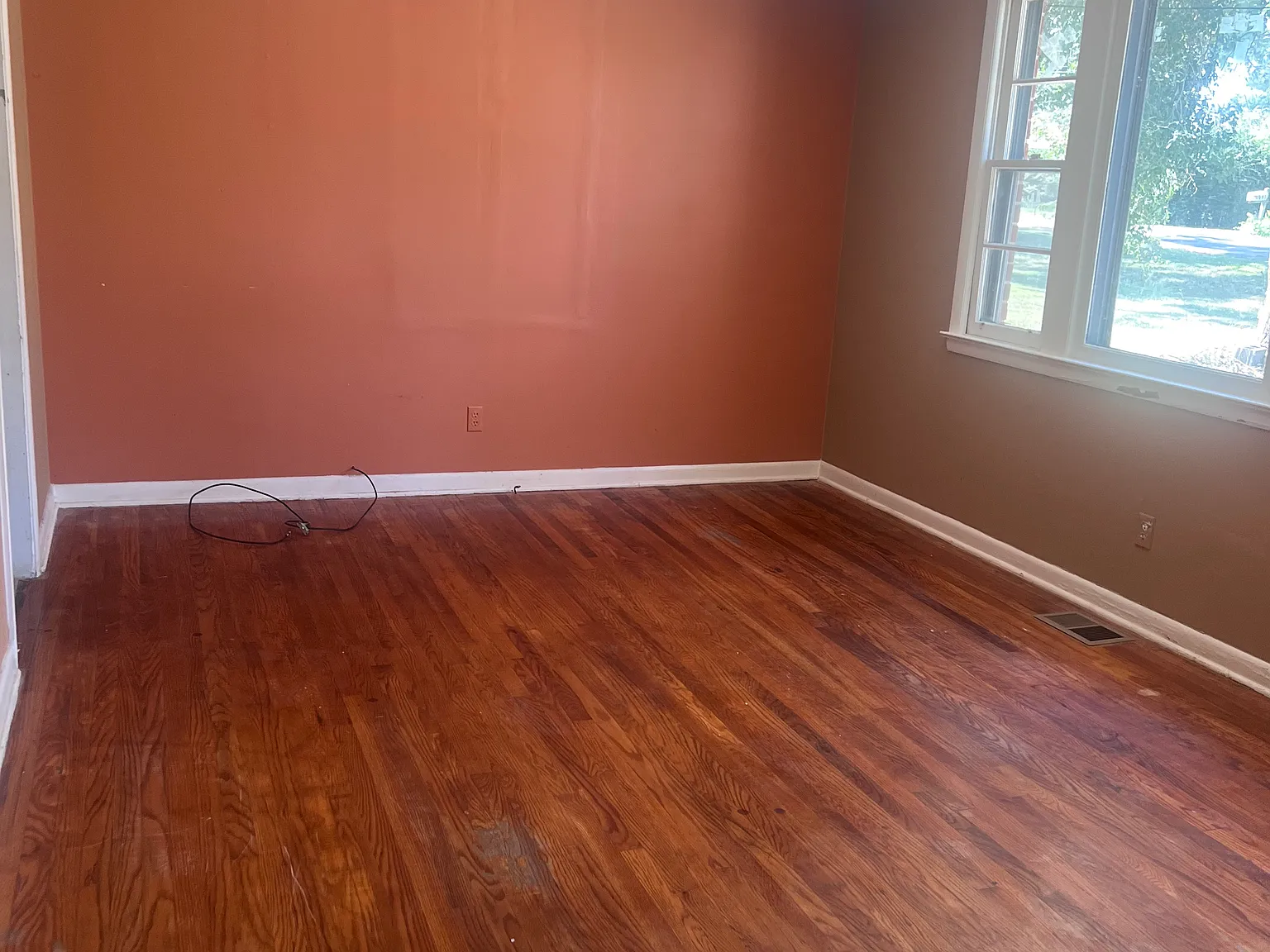 4 bed, 1.5 bath, 1300 sqft, $2,100 — Photo 2