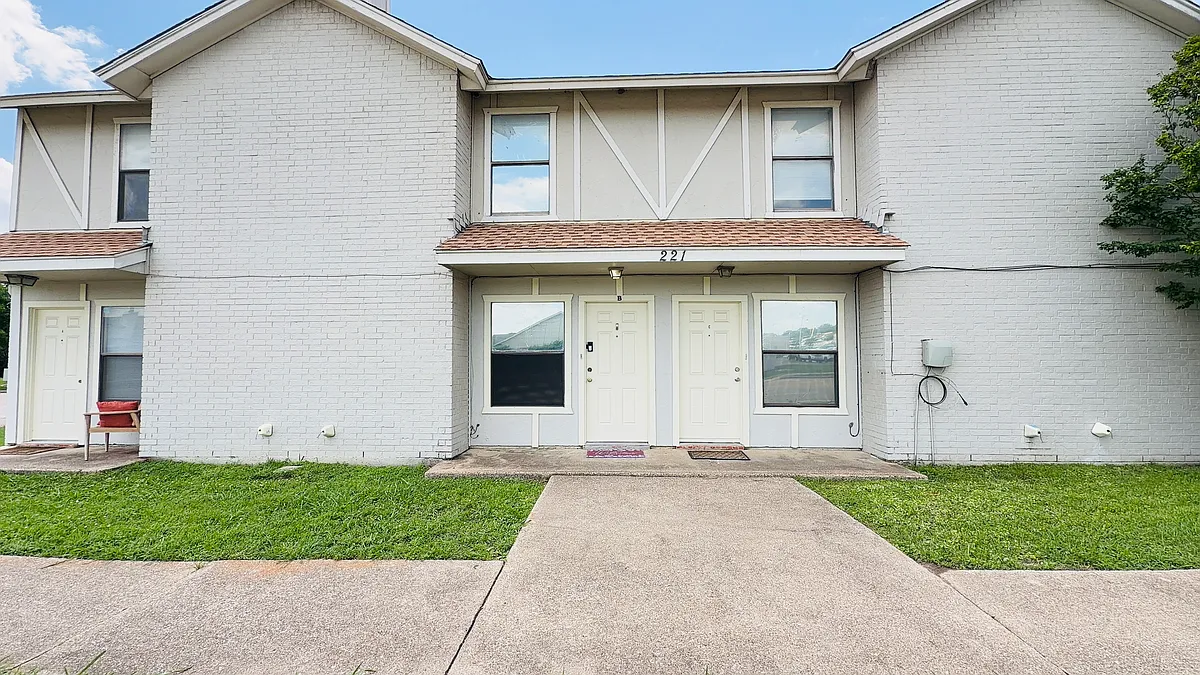 Building Photo - 221 Meadow Ct #C